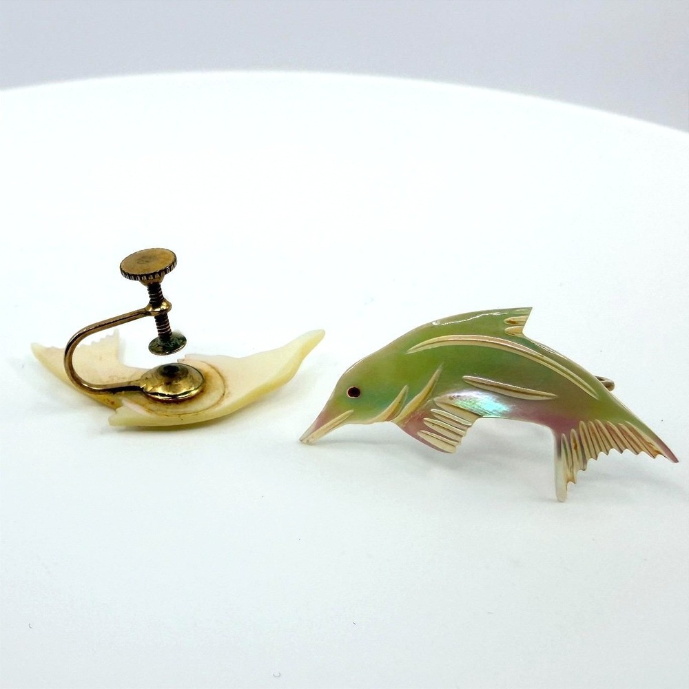 Vintage Gold Tone‎ Iridescent Fish Dolphin Screw Back Earrings Beachy Boho Retro